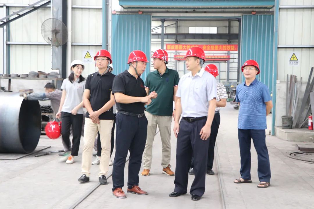 靈川縣(xiàn)人大副主(zhǔ)任易小忠(zhong)一行莅臨(lín)桂林礦機(jī)考察調研(yan)