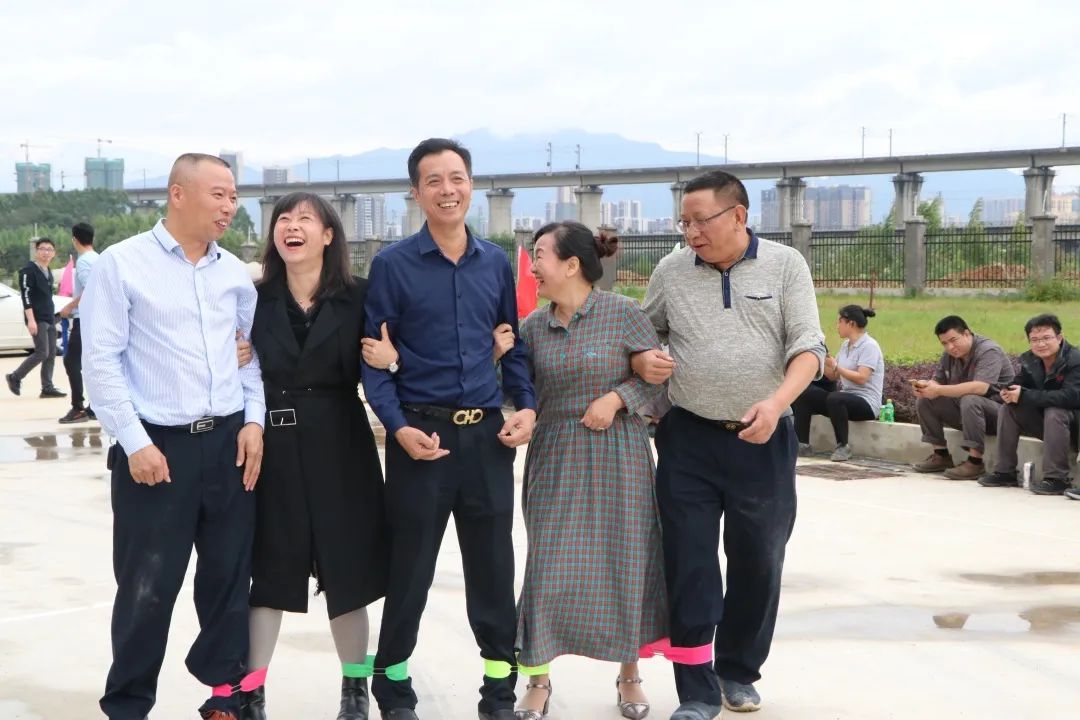 桂林礦機(ji)舉辦“迎中(zhong)秋 慶國慶(qìng)”趣味慶典(diǎn)活動