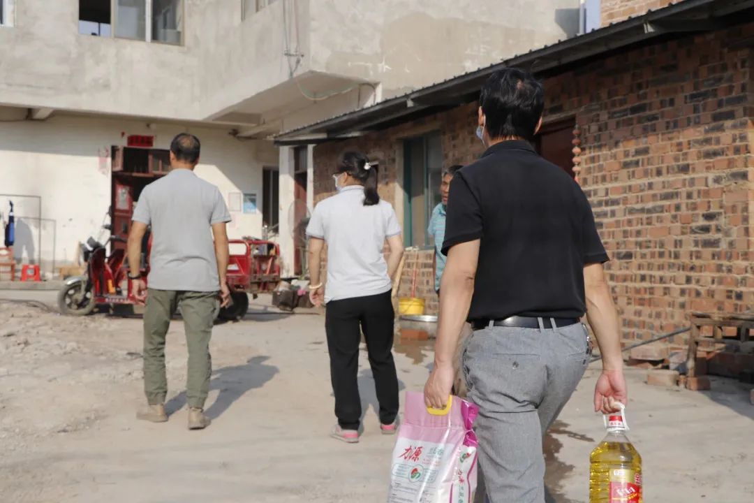 愛心幫(bāng)扶顯真(zhen)情 情暖(nuan)鄉村促(cù)振興